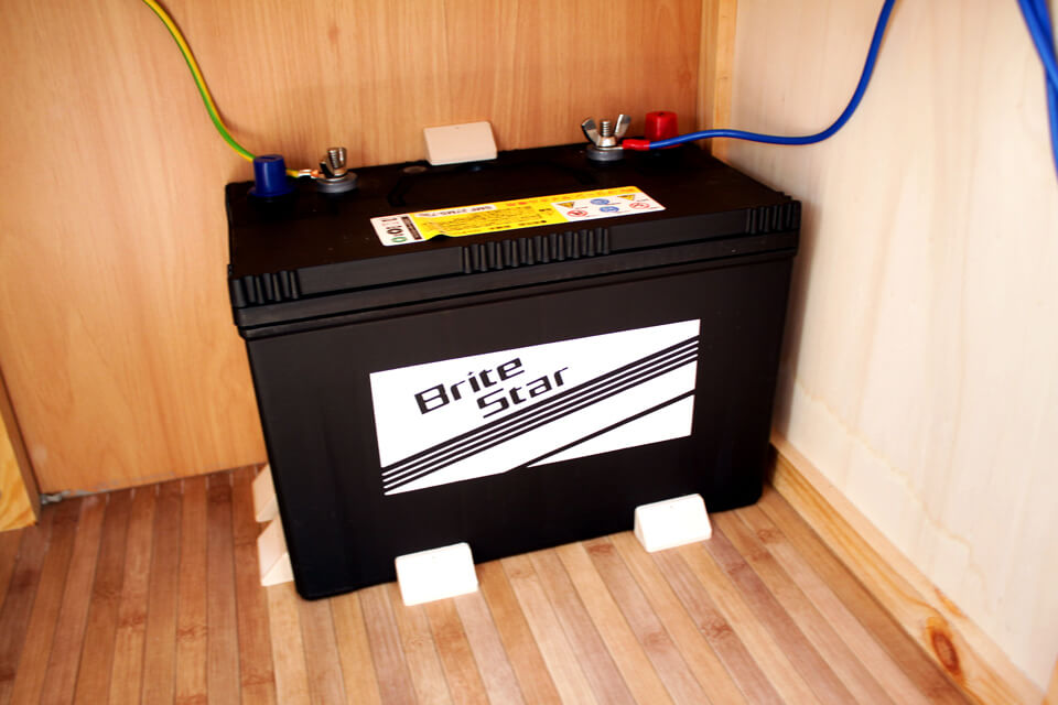 サブバッテリー(105A)