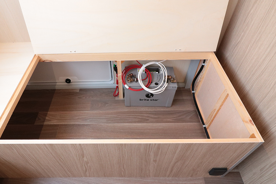 サブバッテリー(105A)