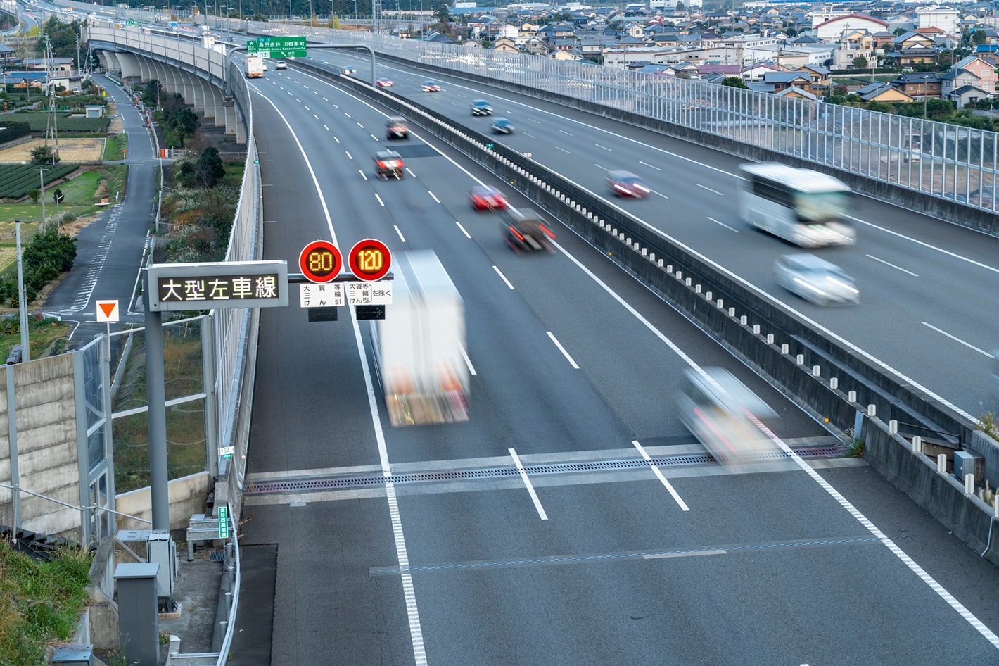 知らないと危険 キャンピングカーで高速道路を走るときのルール キャンピングカーコラム キャンピングカーのフジ 株式会社フジカーズジャパン