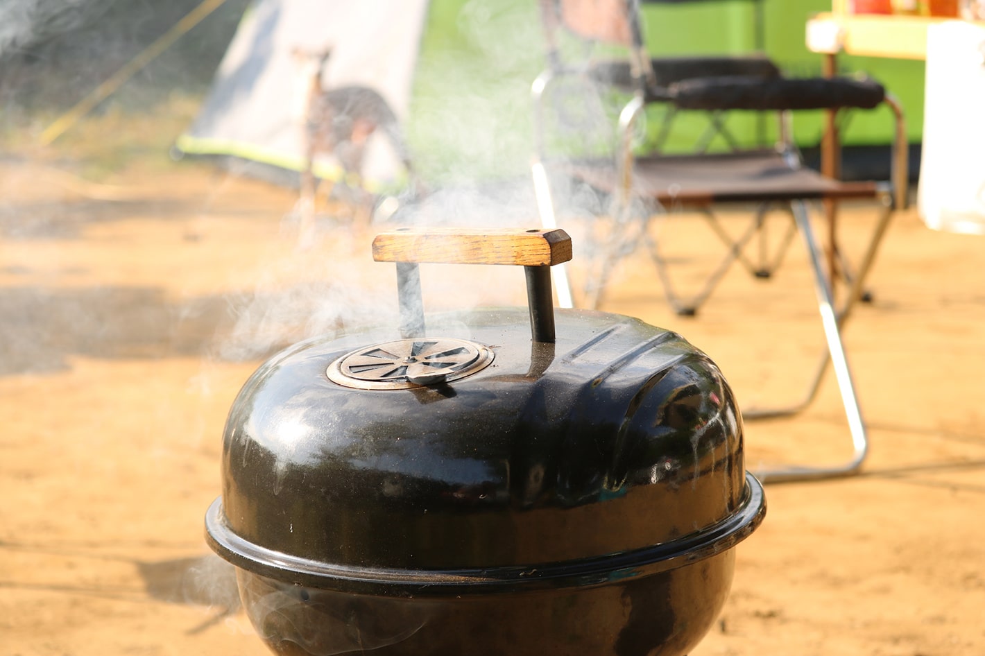 キャンプでは燻製が美味い 作り方やおすすめの食材をご紹介 キャンピングカーコラム キャンピングカーのフジ 株式会社フジカーズジャパン