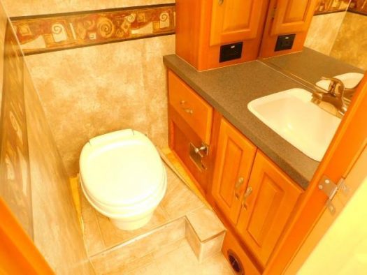 軽キャンピングカーでもトイレを付けられる