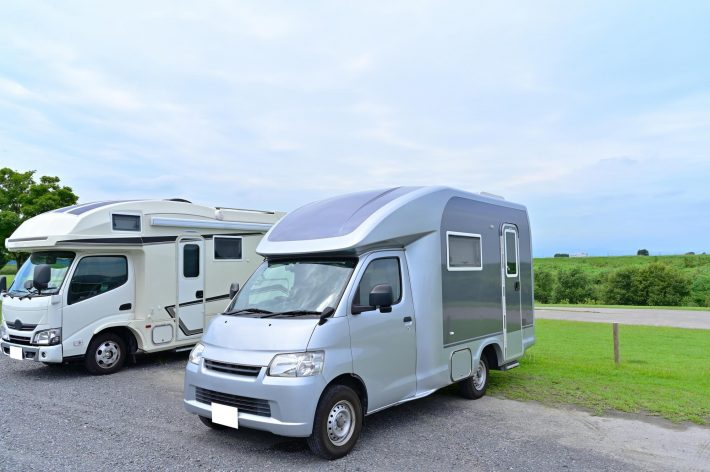キャンピングカーの高さはどれくらい？構造要件や運転時の注意点