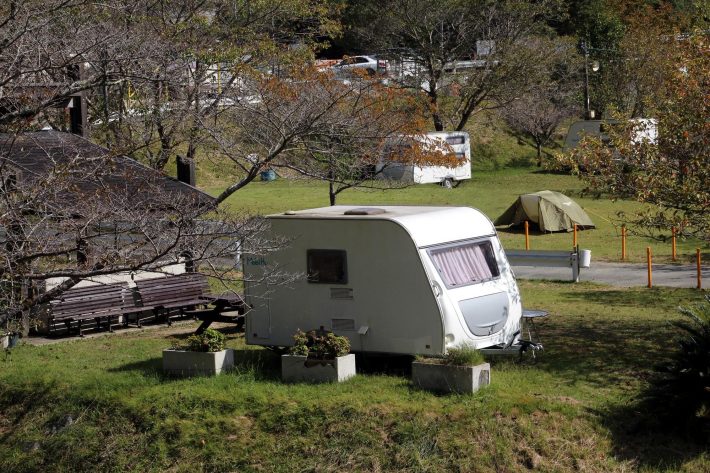 土地活用にキャンピングトレーラーという選択肢｜別荘利用・定置の始め方と注意点