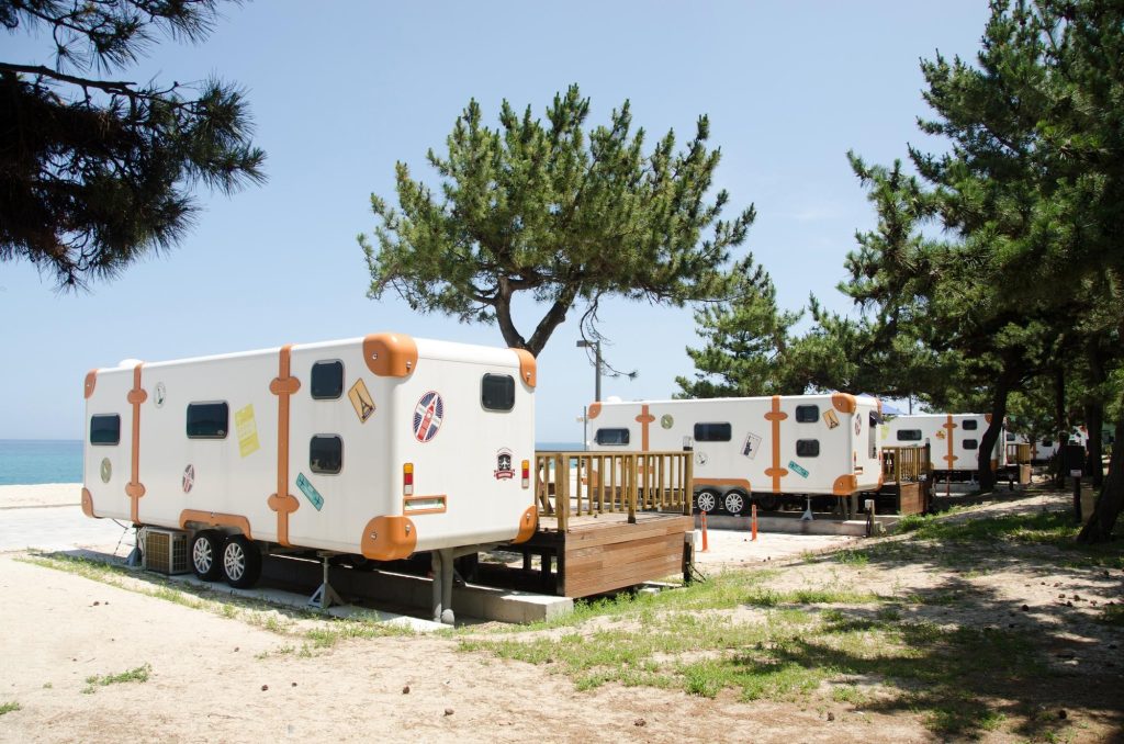 キャンピングトレーラーを利用して土地活用する方法とメリット