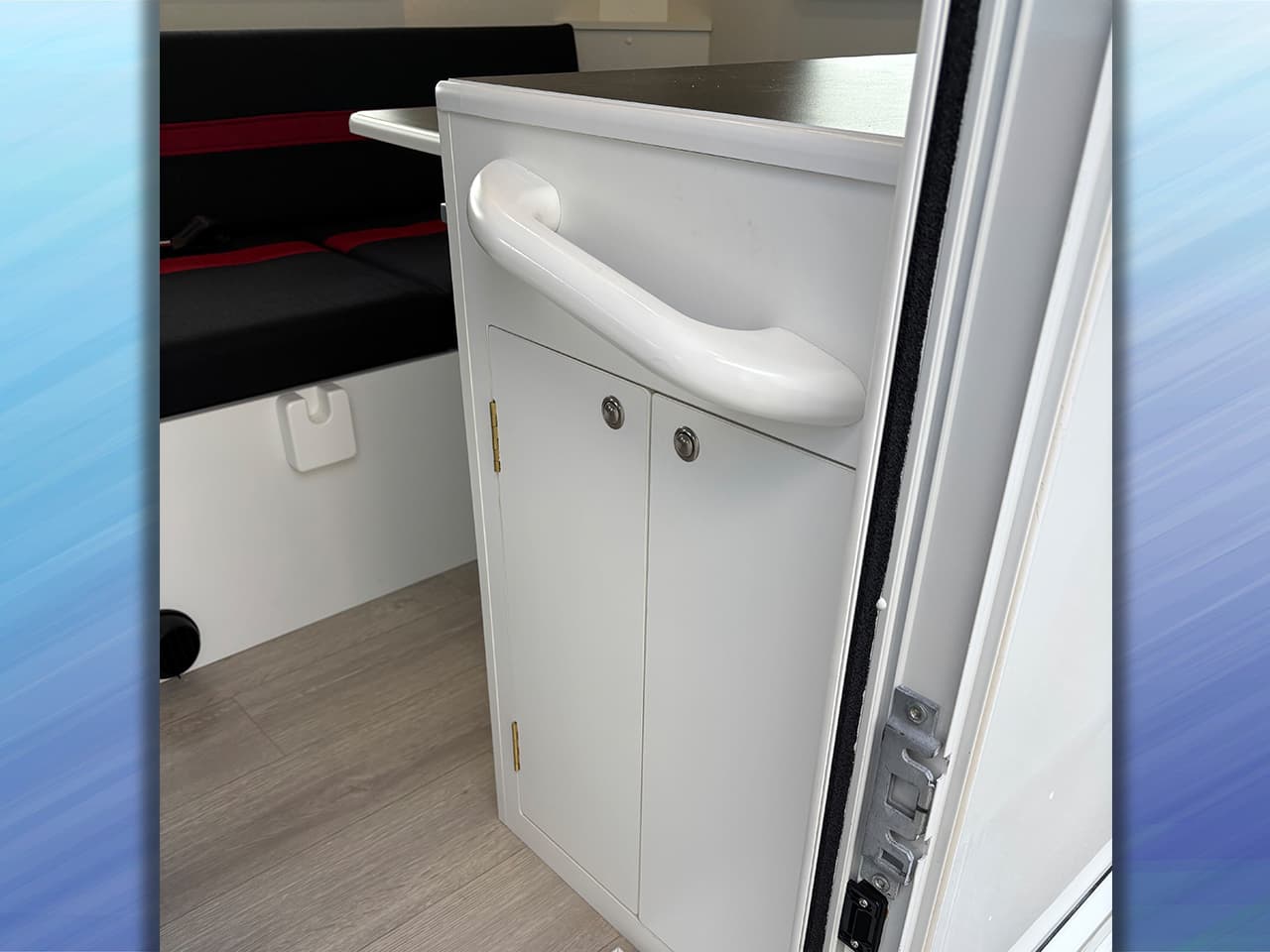 千歳レンタルステーション(北海道)取り扱いレンタルキャンピングカー キャンパーワイド 画像