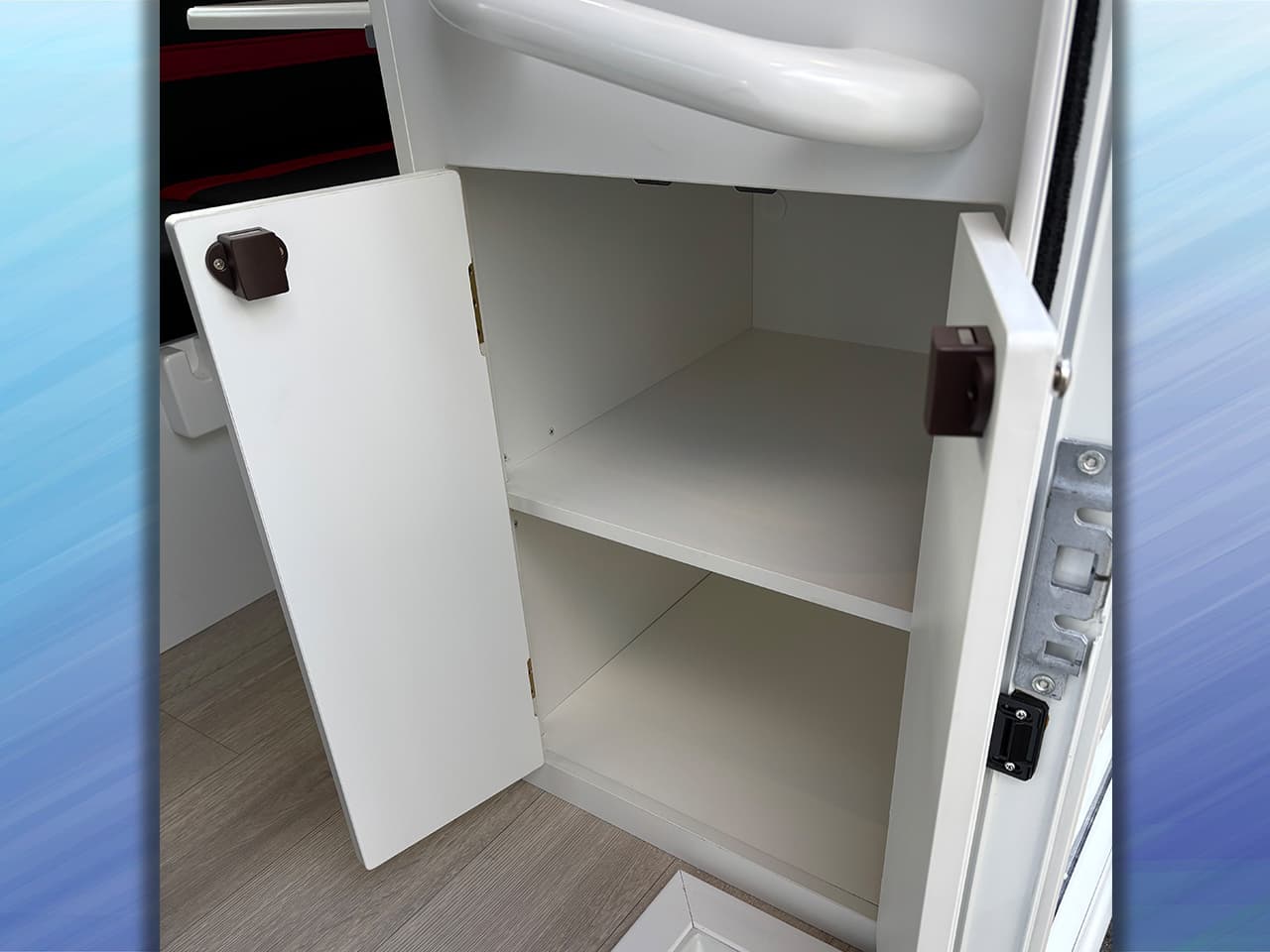 千歳レンタルステーション(北海道)取り扱いレンタルキャンピングカー キャンパーワイド 画像