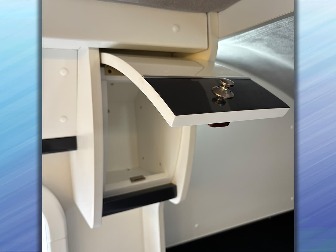 千歳レンタルステーション(北海道)取り扱いレンタルキャンピングカー キャンパーワイド 画像