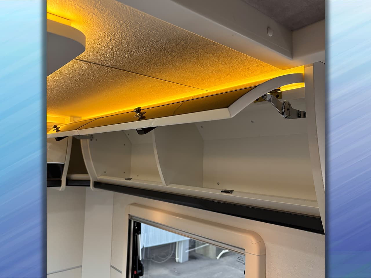 千歳レンタルステーション(北海道)取り扱いレンタルキャンピングカー キャンパーワイド 画像