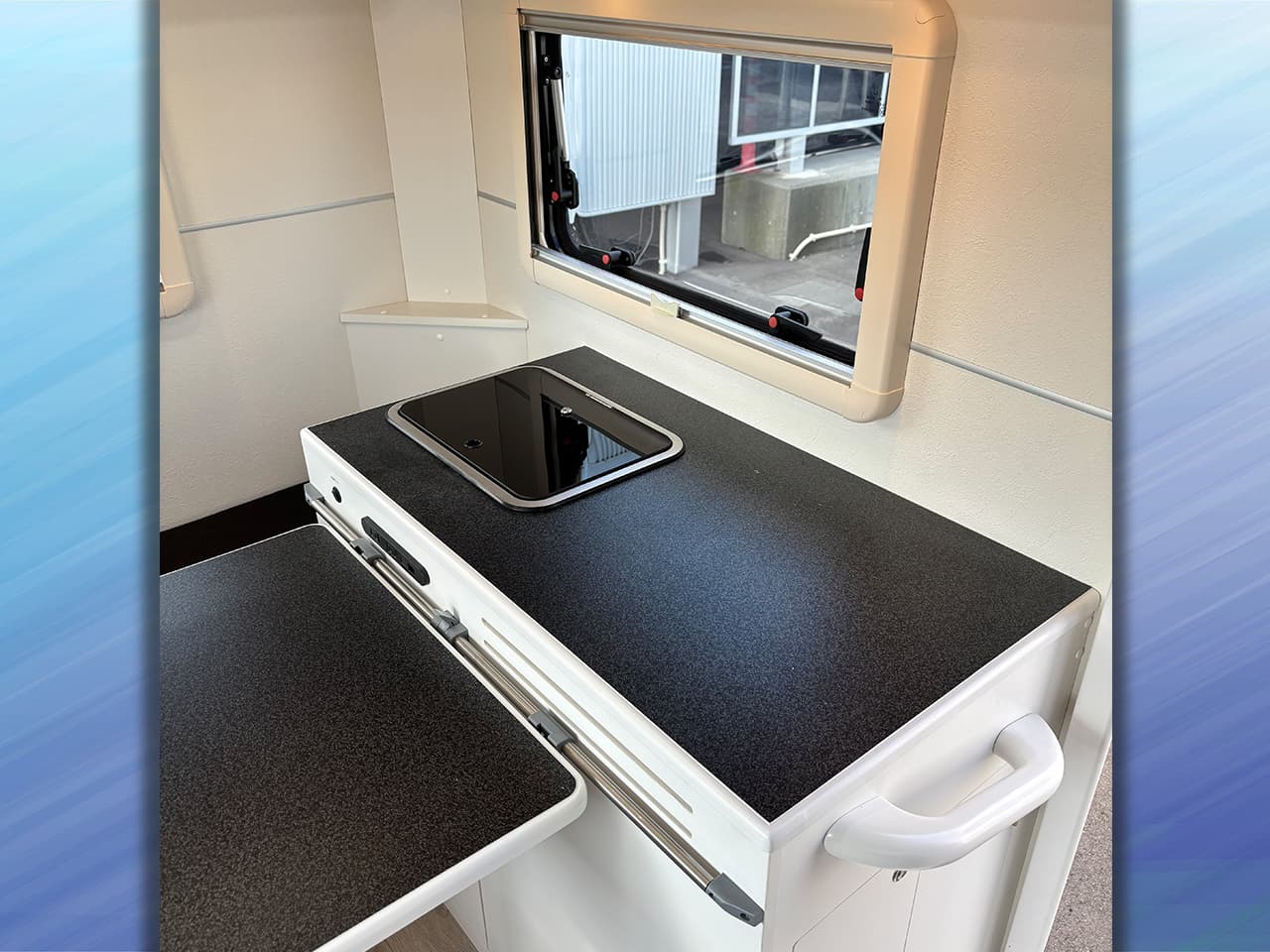 千歳レンタルステーション(北海道)取り扱いレンタルキャンピングカー キャンパーワイド 画像