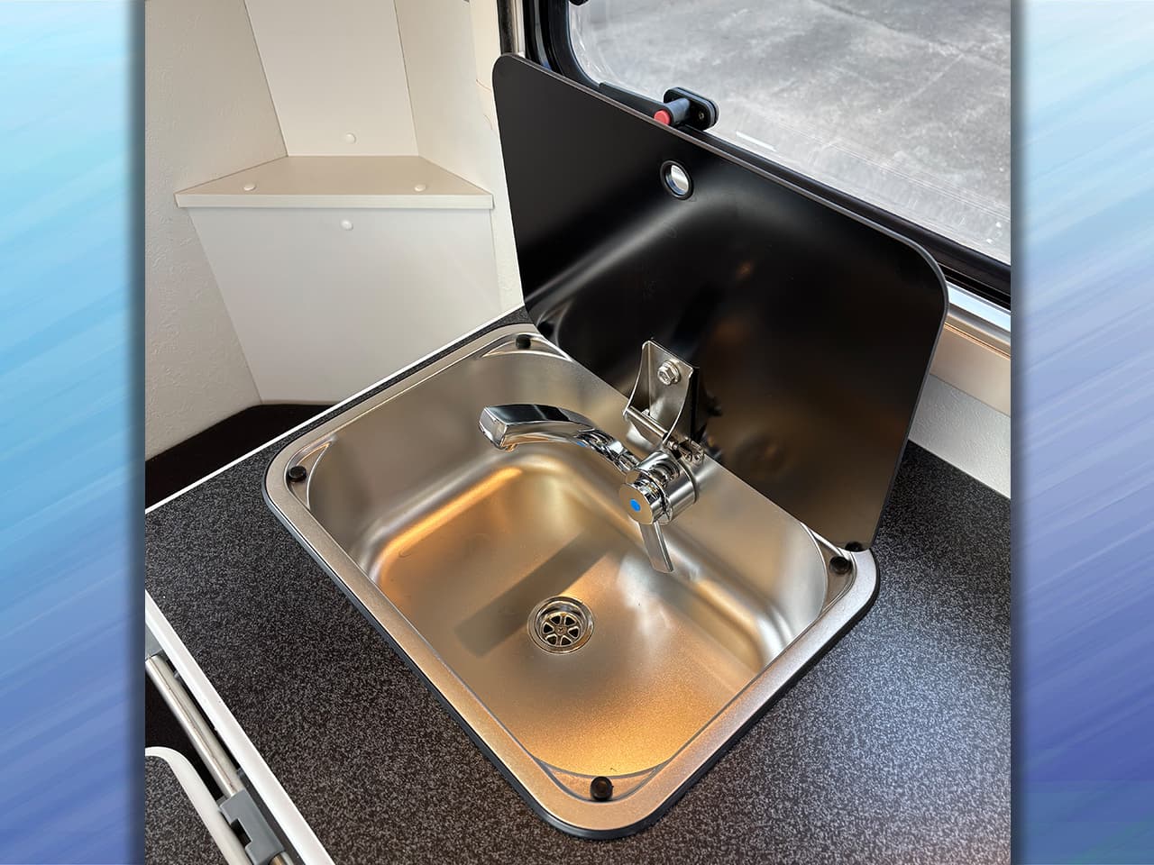 千歳レンタルステーション(北海道)取り扱いレンタルキャンピングカー キャンパーワイド 画像