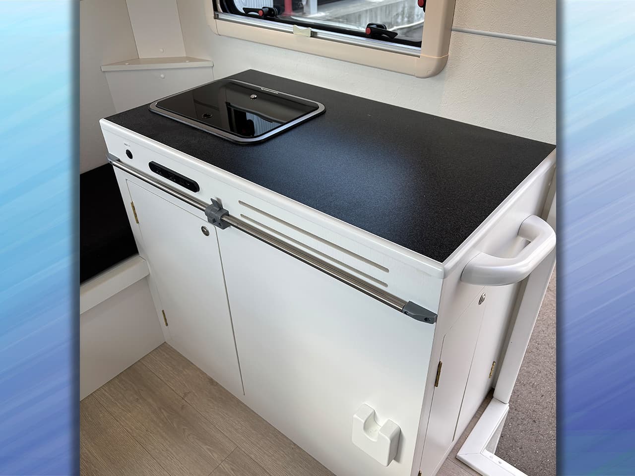 千歳レンタルステーション(北海道)取り扱いレンタルキャンピングカー キャンパーワイド 画像