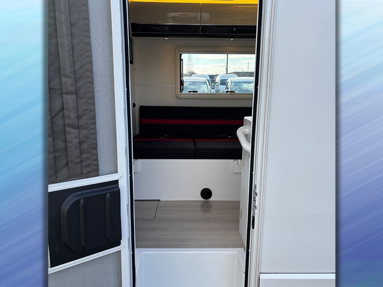 千歳レンタルステーション(北海道)取り扱いレンタルキャンピングカー キャンパーワイド 画像