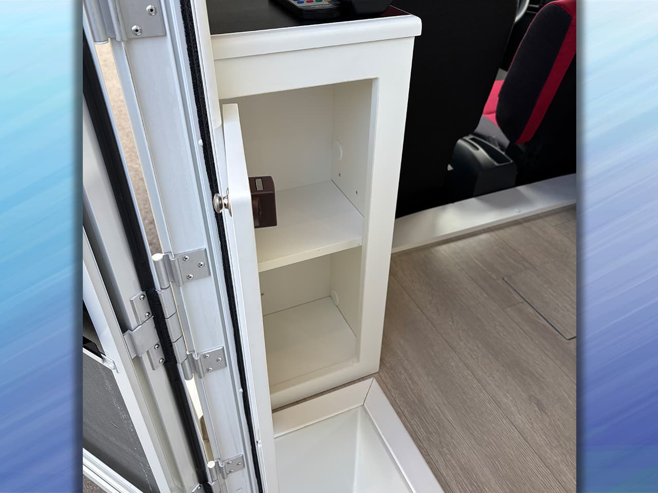 千歳レンタルステーション(北海道)取り扱いレンタルキャンピングカー キャンパーワイド 画像