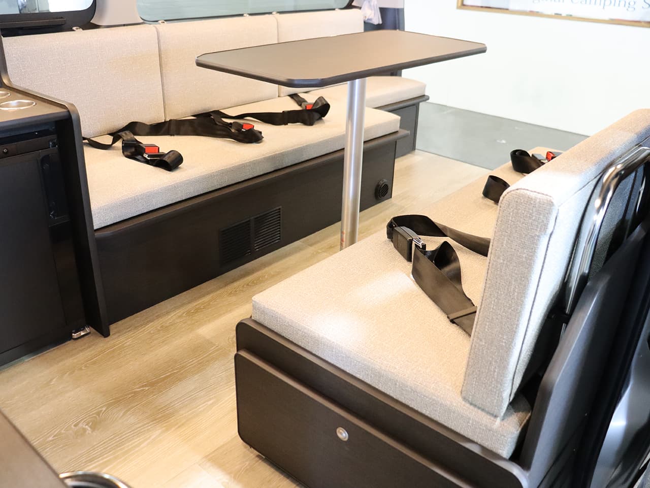 千歳レンタルステーション(北海道)取り扱いレンタルキャンピングカー フォックス FIKA 画像