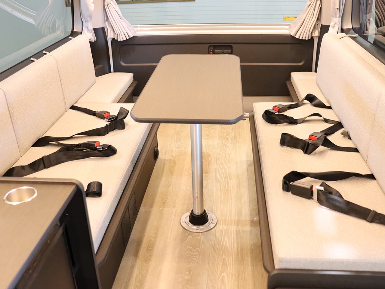 千歳レンタルステーション(北海道)取り扱いレンタルキャンピングカー フォックス FIKA 画像