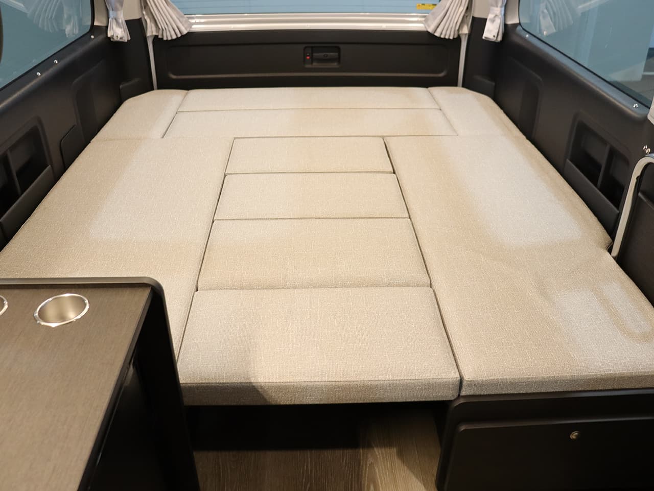 千歳レンタルステーション(北海道)取り扱いレンタルキャンピングカー フォックス FIKA 画像