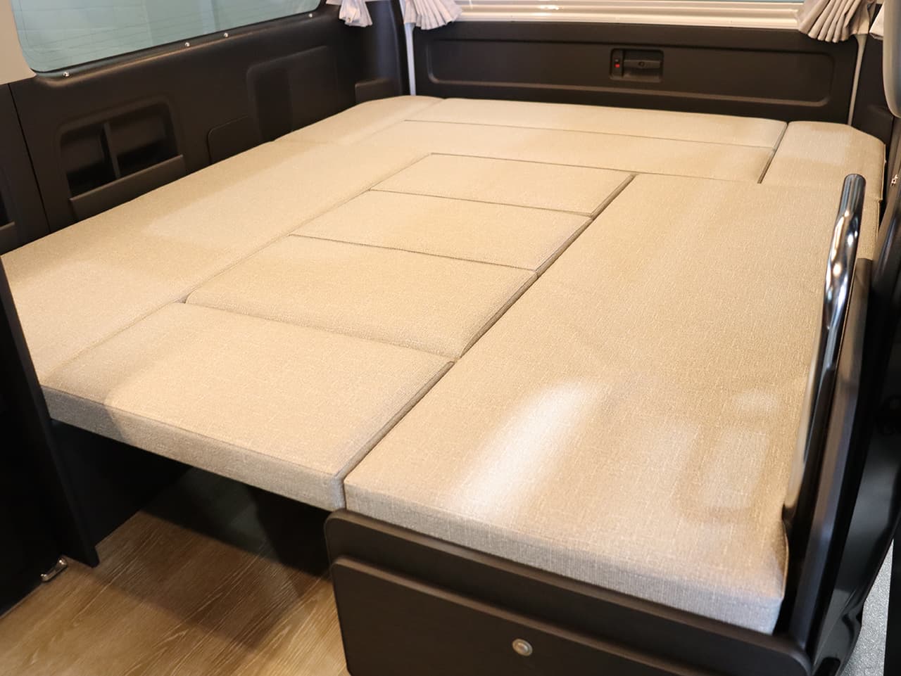 千歳レンタルステーション(北海道)取り扱いレンタルキャンピングカー フォックス FIKA 画像