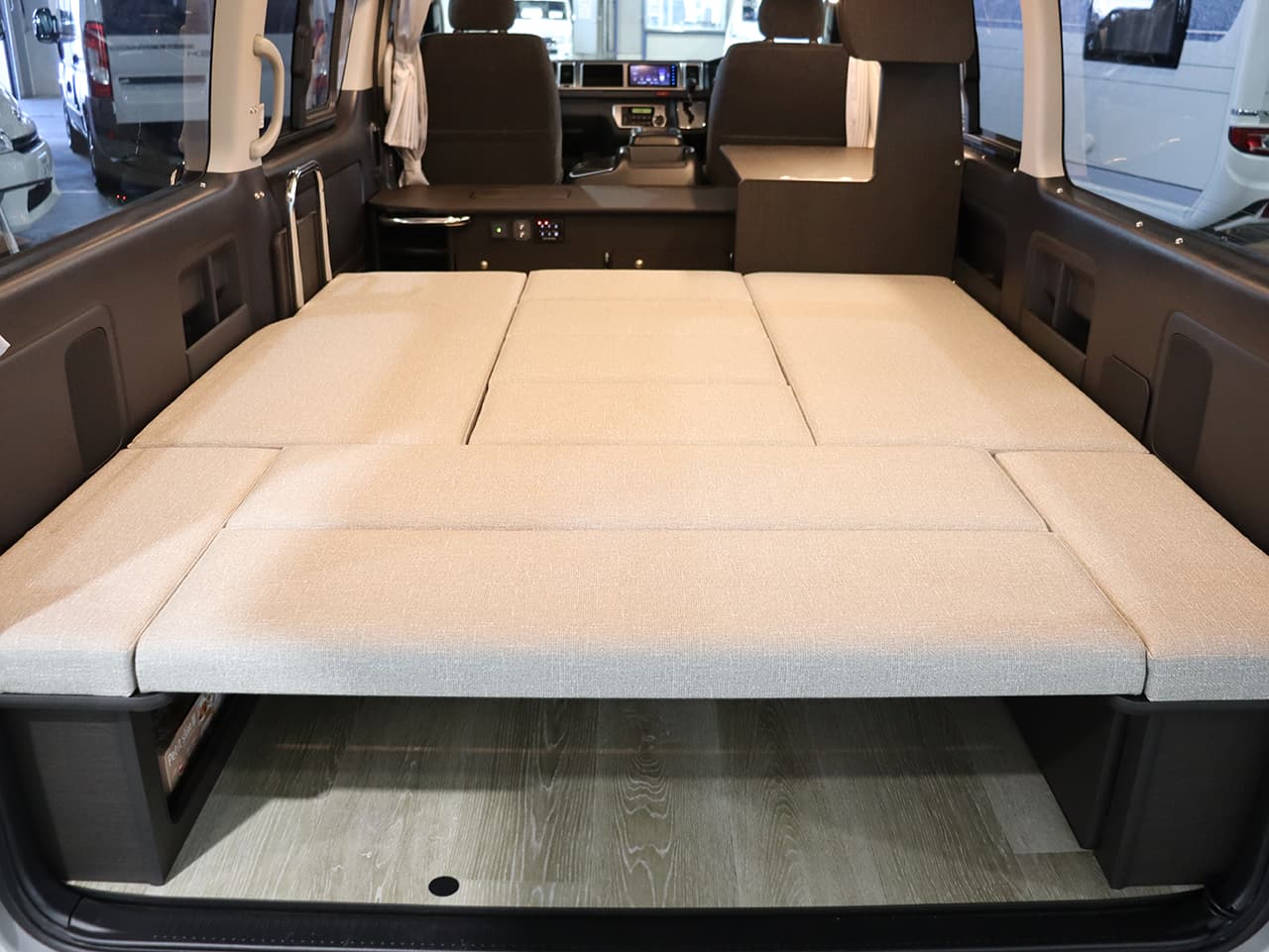 千歳レンタルステーション(北海道)取り扱いレンタルキャンピングカー フォックス FIKA 画像