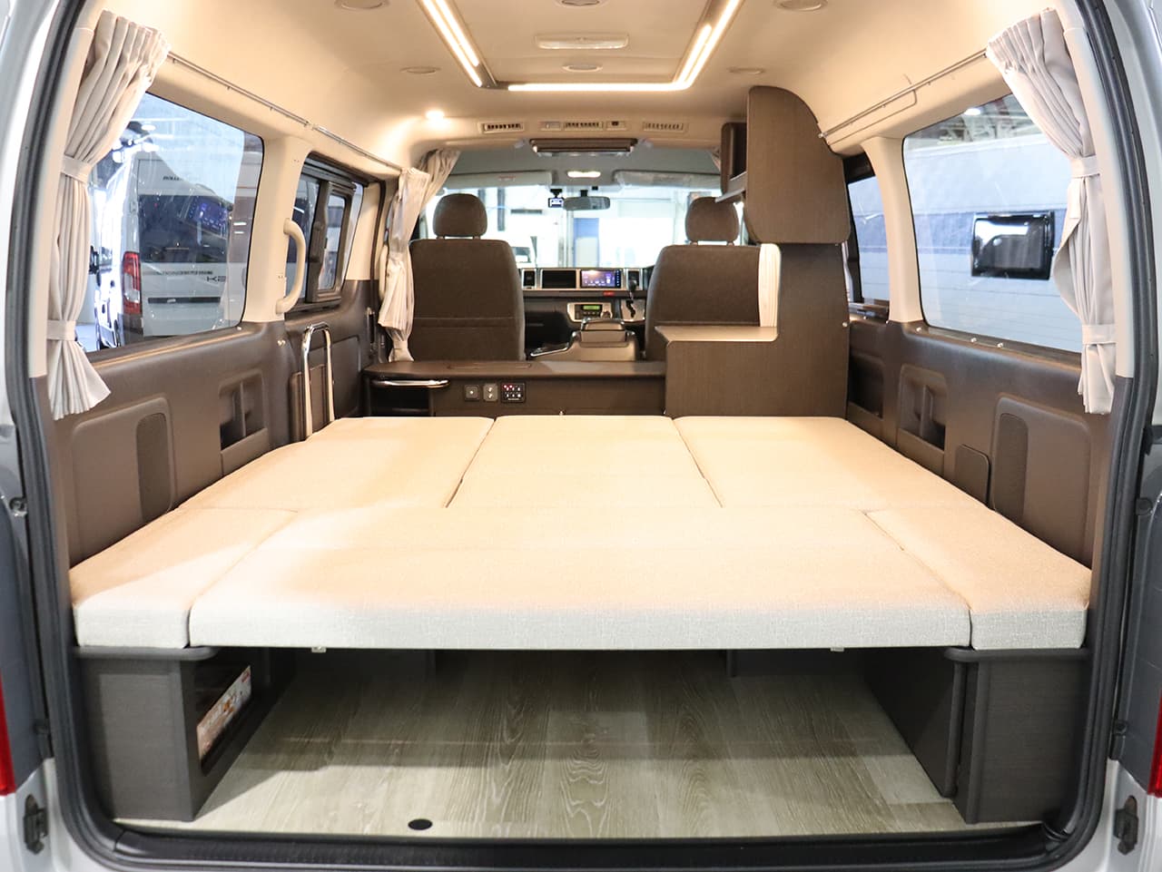 千歳レンタルステーション(北海道)取り扱いレンタルキャンピングカー フォックス FIKA 画像