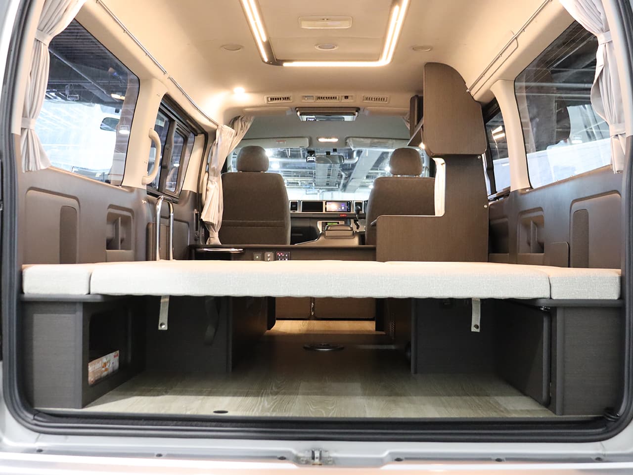 千歳レンタルステーション(北海道)取り扱いレンタルキャンピングカー フォックス FIKA 画像