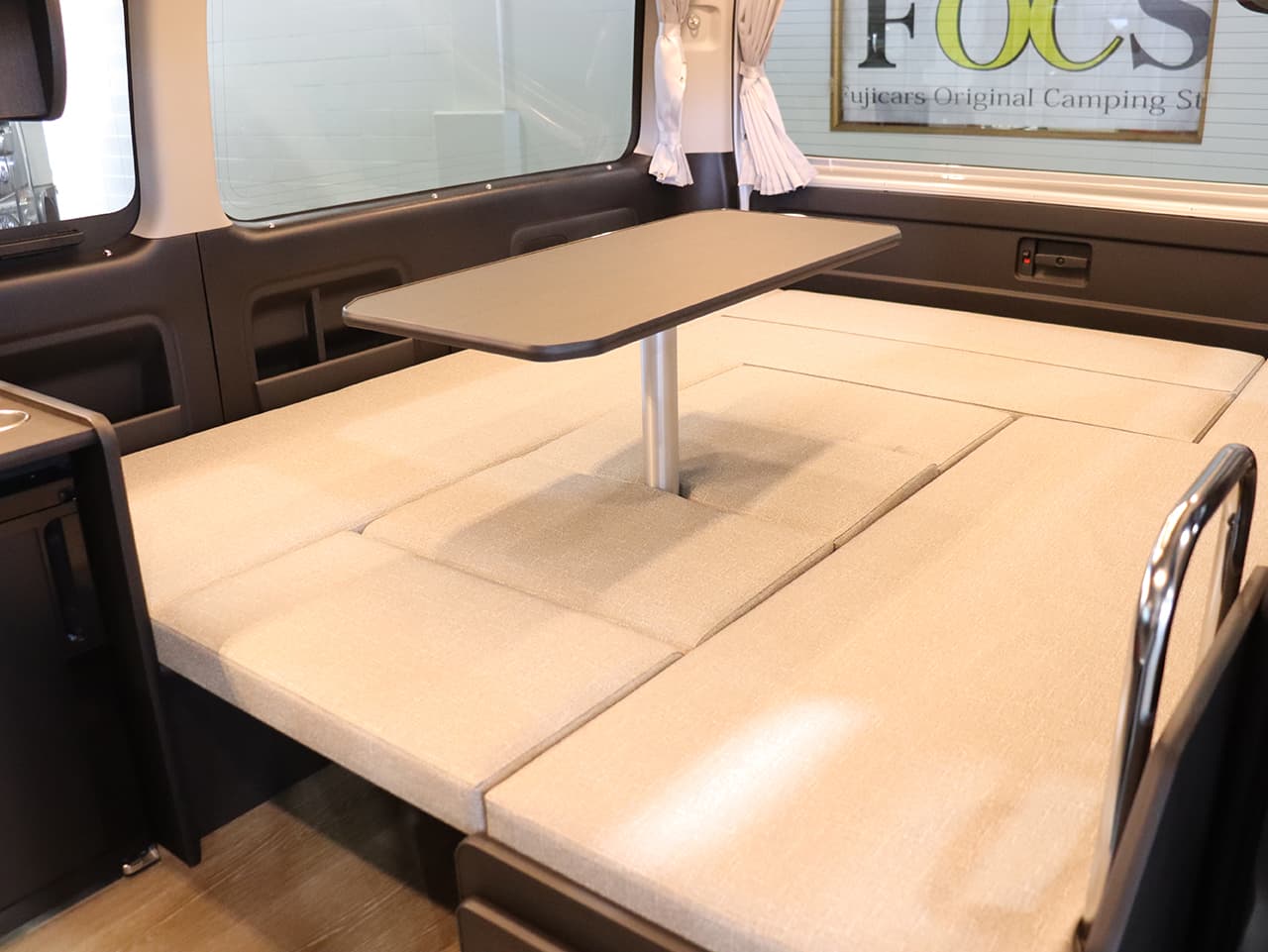 千歳レンタルステーション(北海道)取り扱いレンタルキャンピングカー フォックス FIKA 画像