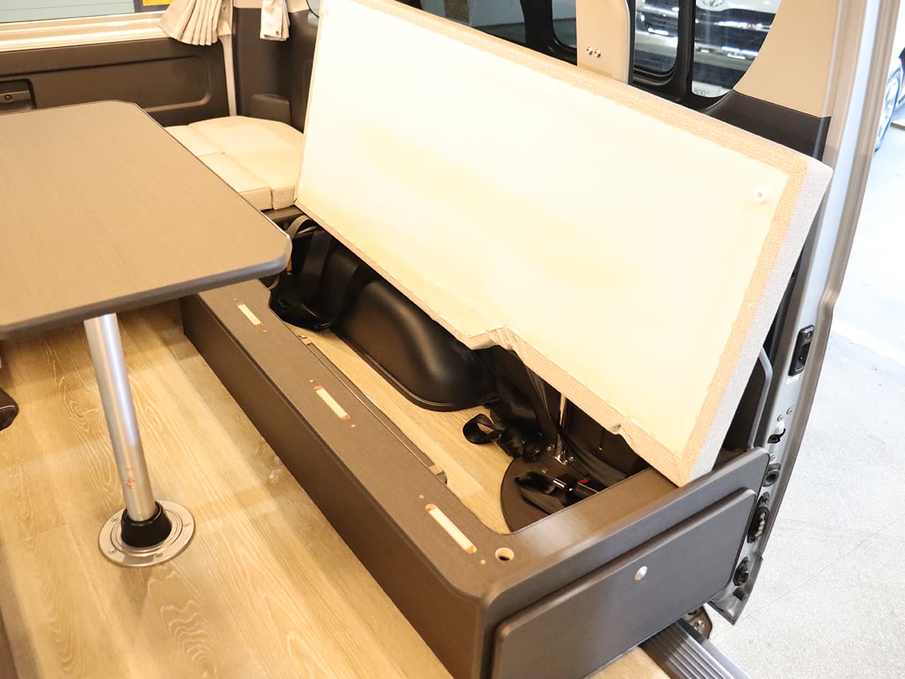 千歳レンタルステーション(北海道)取り扱いレンタルキャンピングカー フォックス FIKA 画像