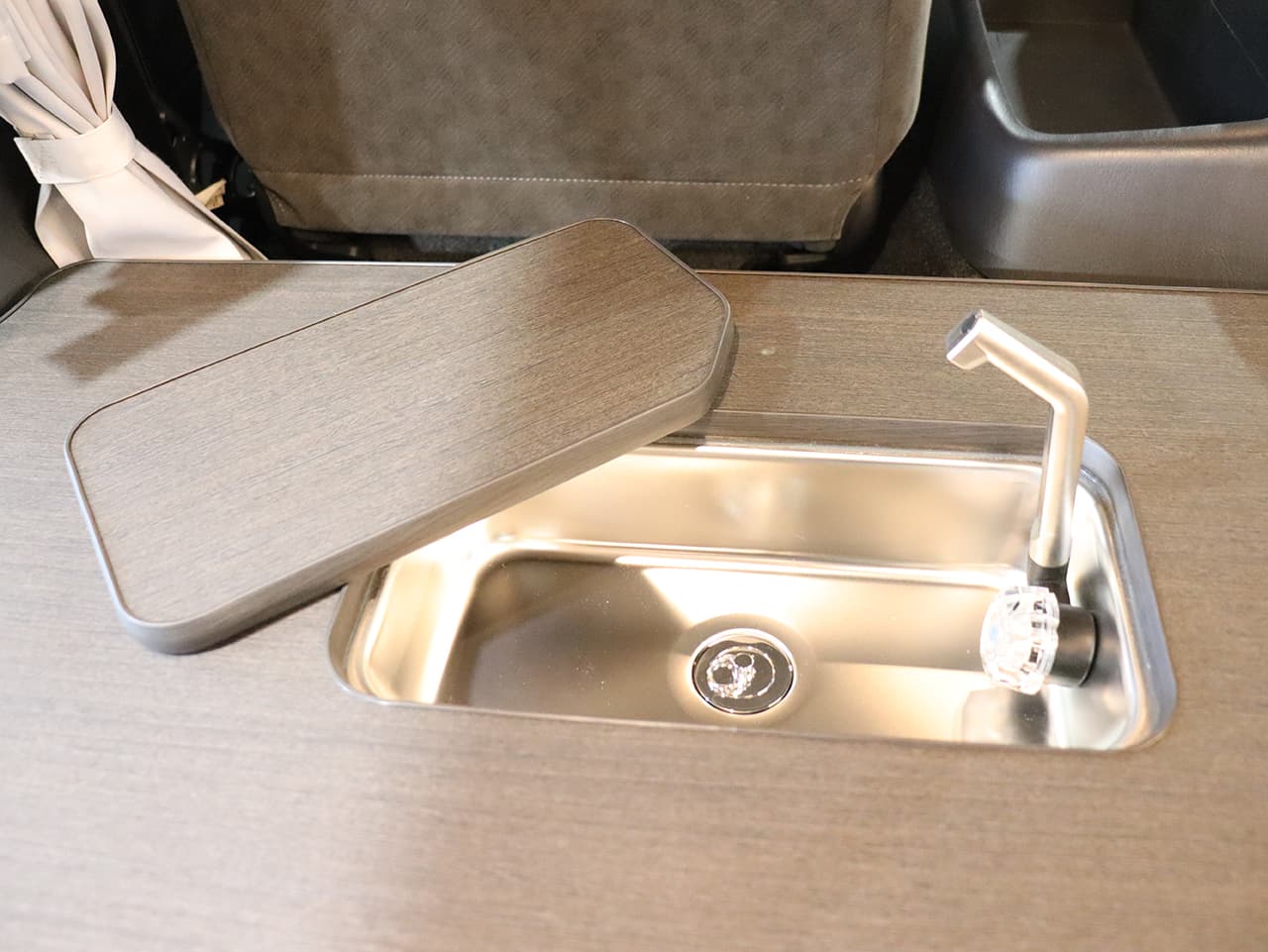 千歳レンタルステーション(北海道)取り扱いレンタルキャンピングカー フォックス FIKA 画像