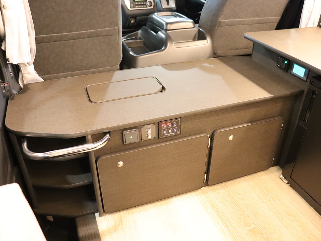 千歳レンタルステーション(北海道)取り扱いレンタルキャンピングカー フォックス FIKA 画像