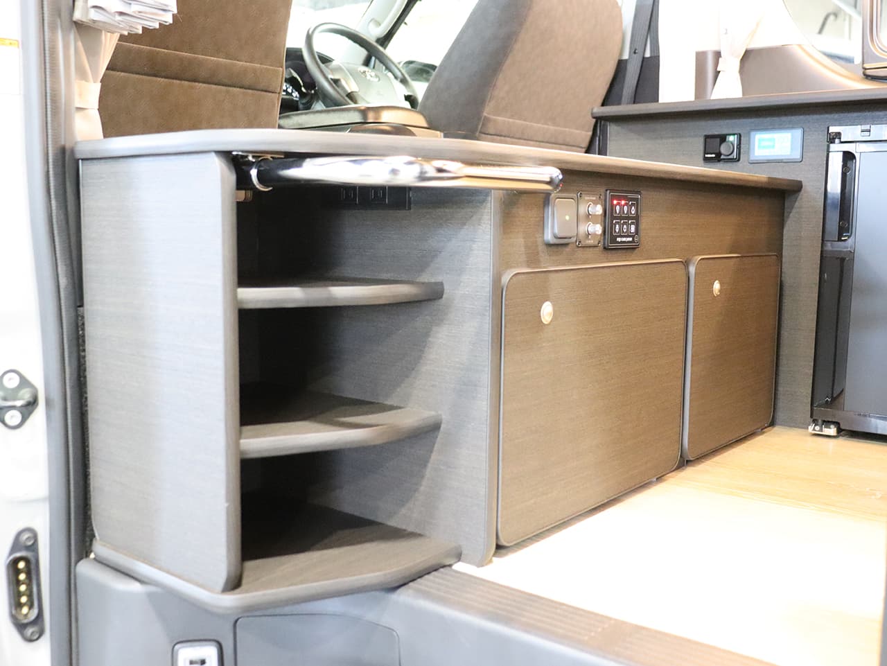 千歳レンタルステーション(北海道)取り扱いレンタルキャンピングカー フォックス FIKA 画像