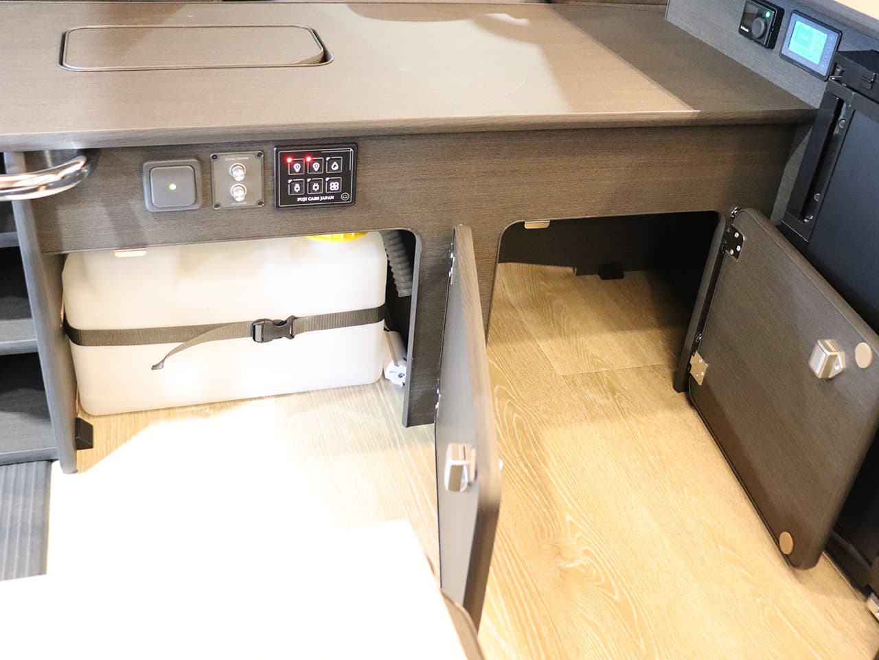 千歳レンタルステーション(北海道)取り扱いレンタルキャンピングカー フォックス FIKA 画像