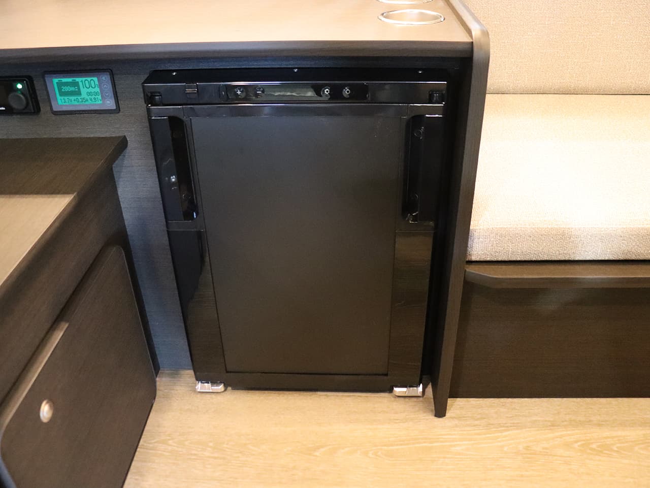 千歳レンタルステーション(北海道)取り扱いレンタルキャンピングカー フォックス FIKA 画像