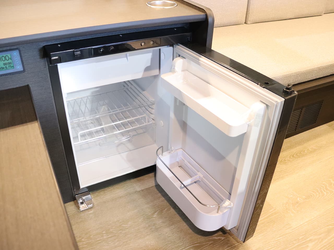 千歳レンタルステーション(北海道)取り扱いレンタルキャンピングカー フォックス FIKA 画像