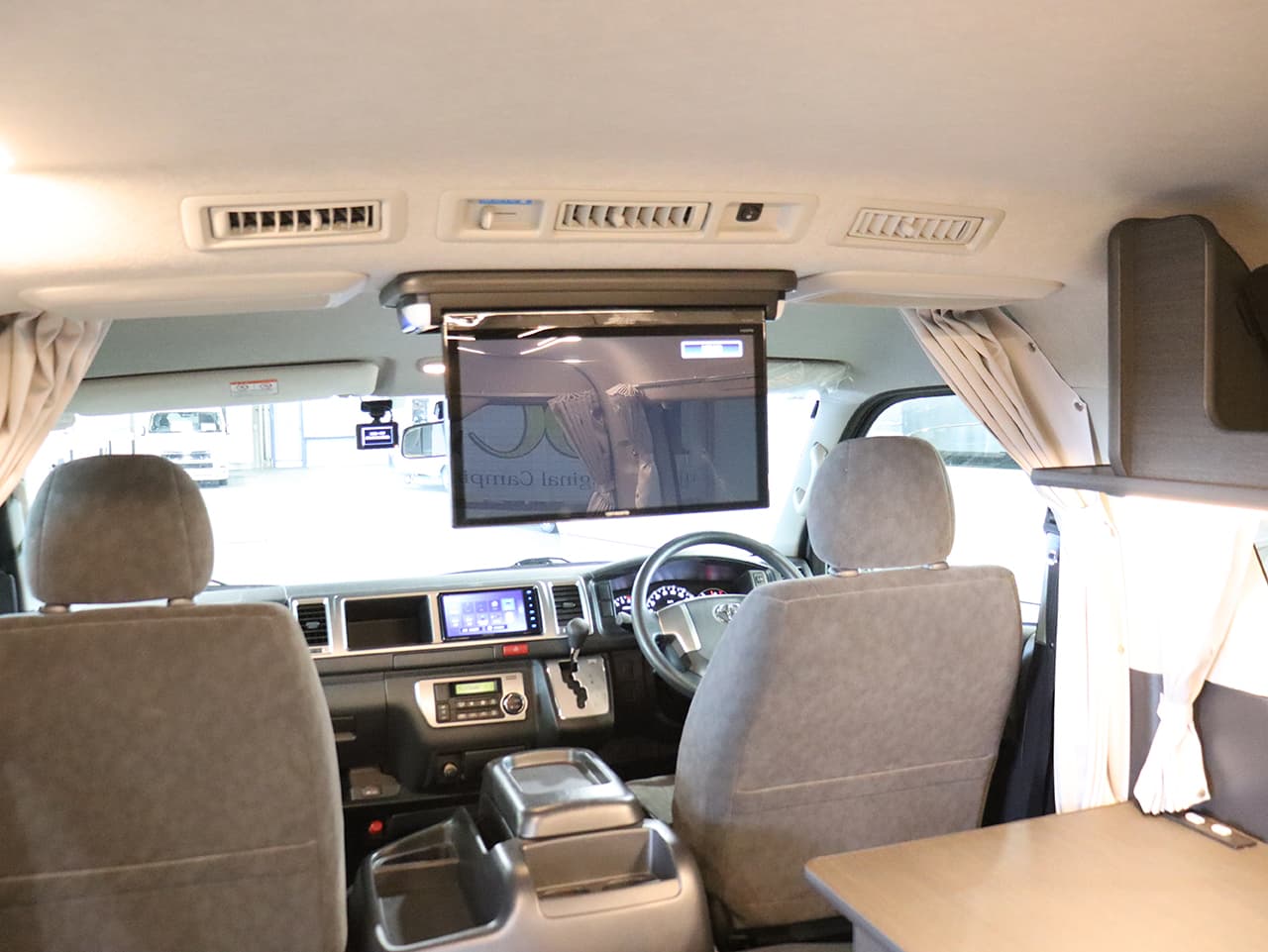 千歳レンタルステーション(北海道)取り扱いレンタルキャンピングカー フォックス FIKA 画像