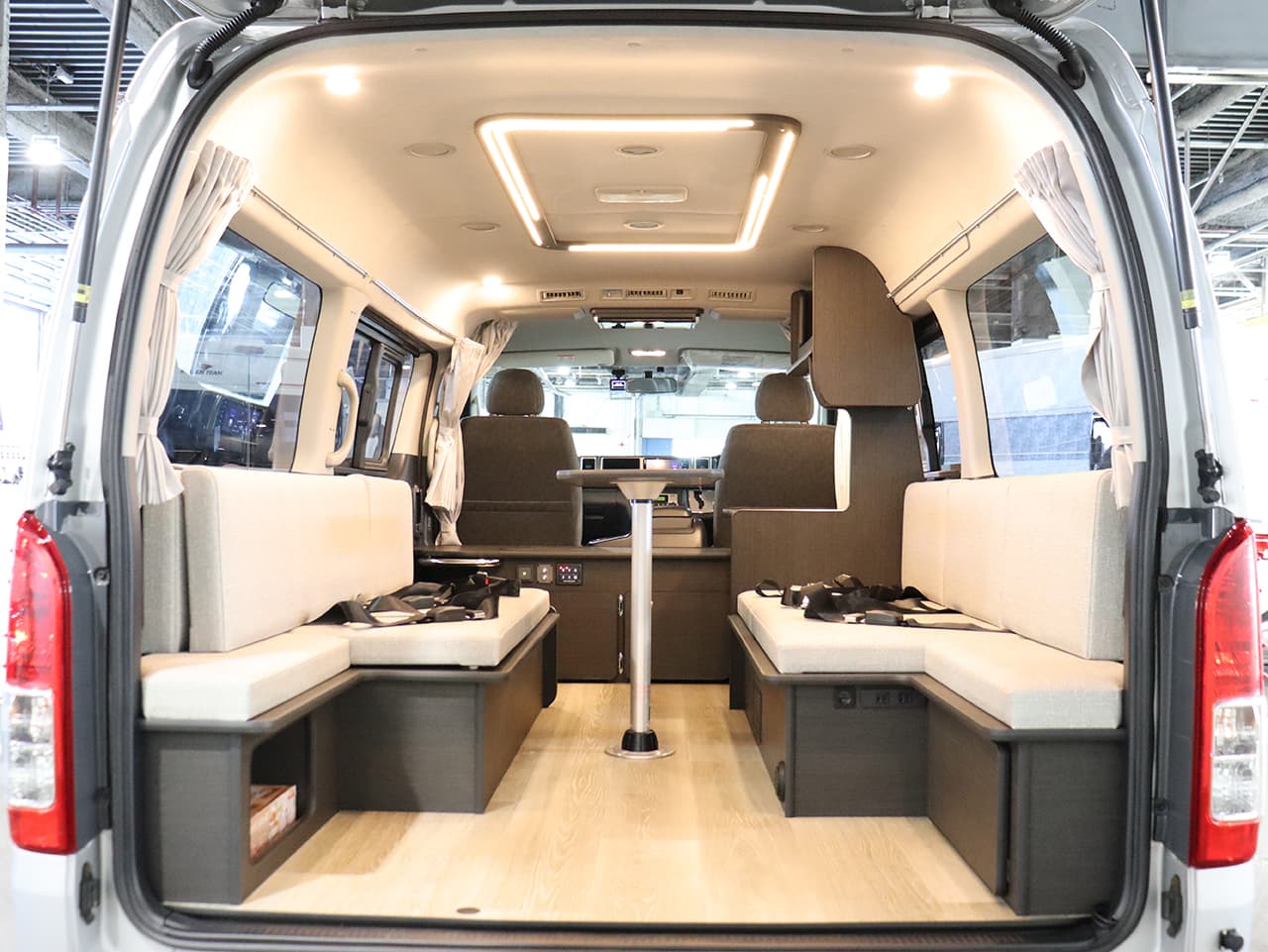 千歳レンタルステーション(北海道)取り扱いレンタルキャンピングカー フォックス FIKA 画像