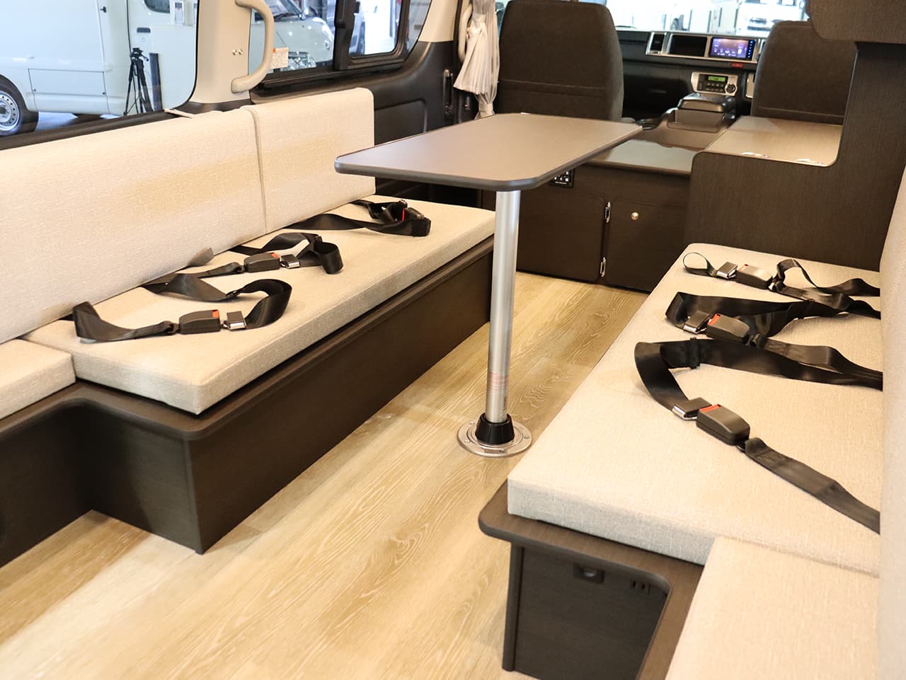 千歳レンタルステーション(北海道)取り扱いレンタルキャンピングカー フォックス FIKA 画像