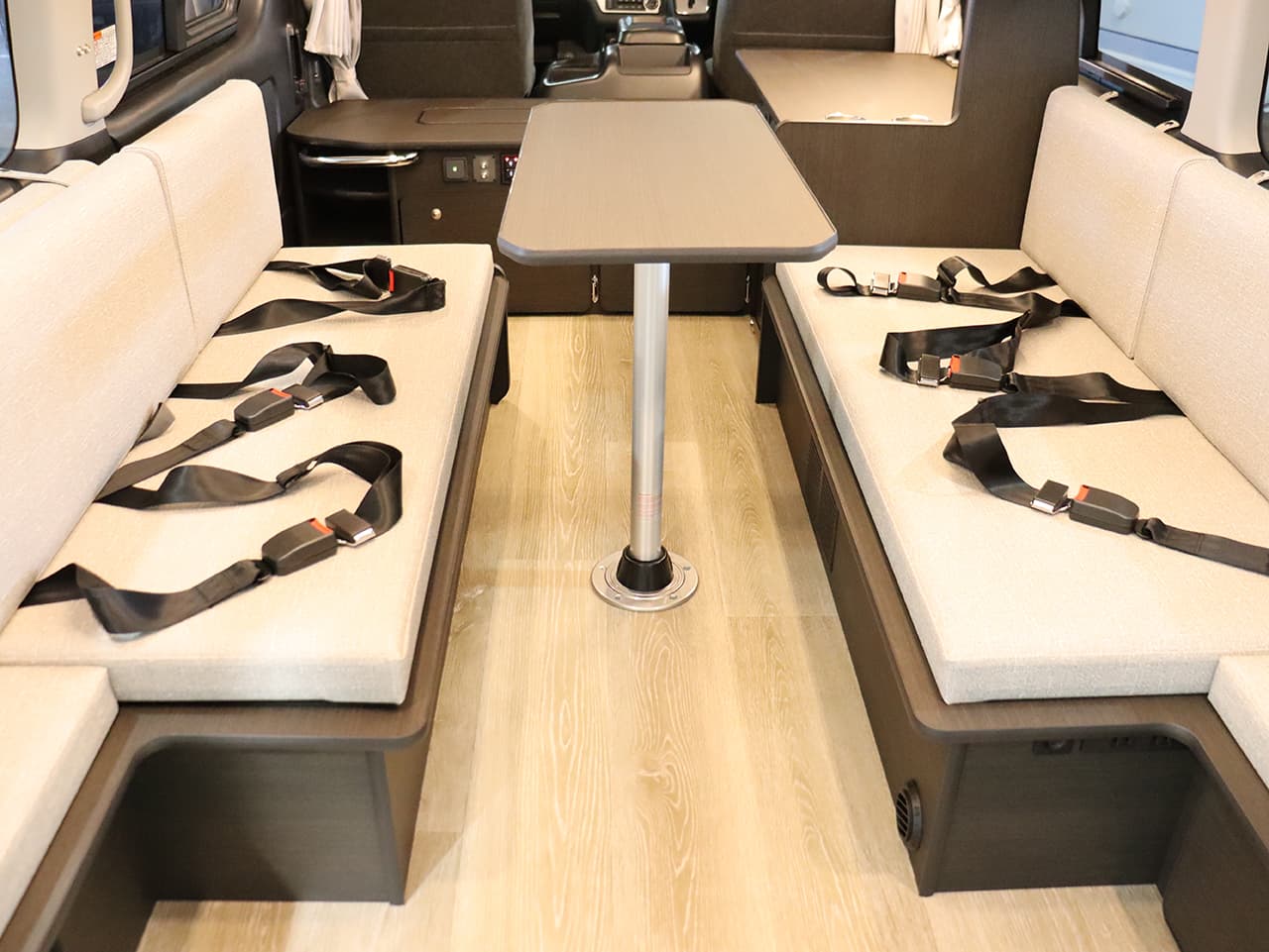 千歳レンタルステーション(北海道)取り扱いレンタルキャンピングカー フォックス FIKA 画像