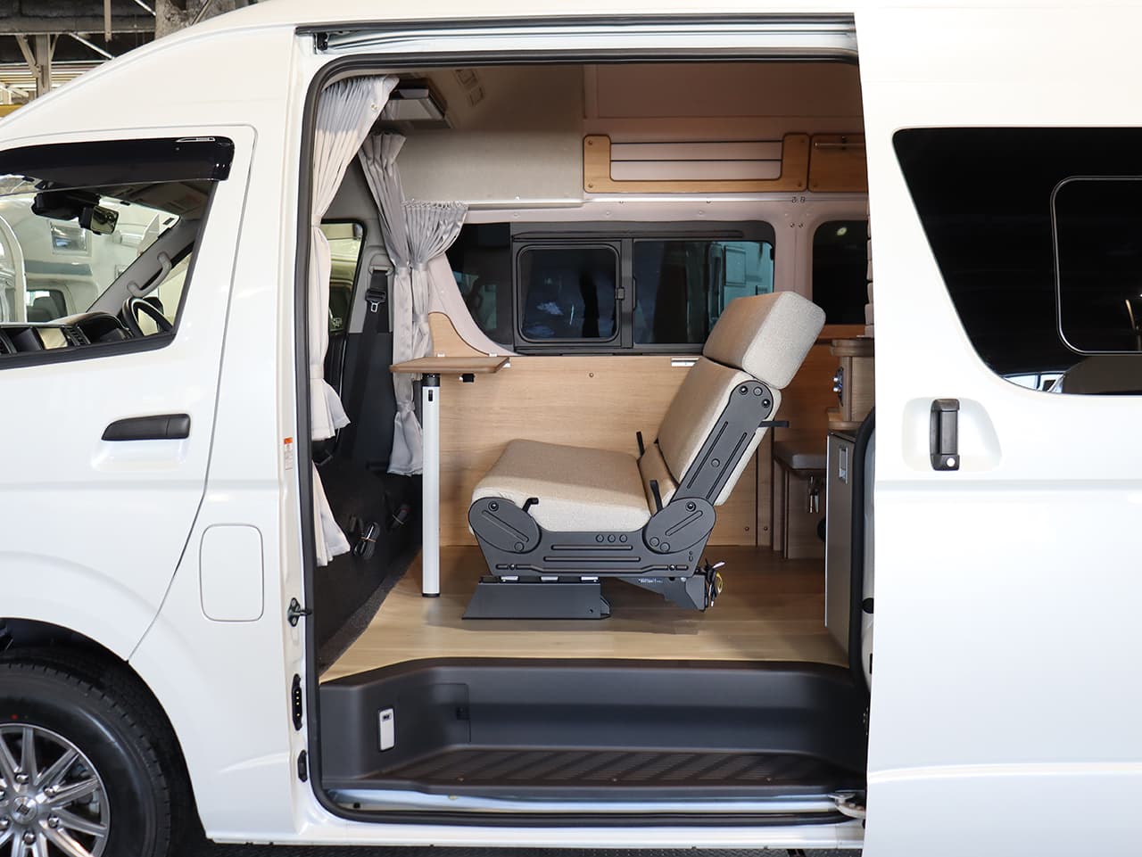 千歳レンタルステーション(北海道)取り扱いレンタルキャンピングカー フォックス Liberta 画像