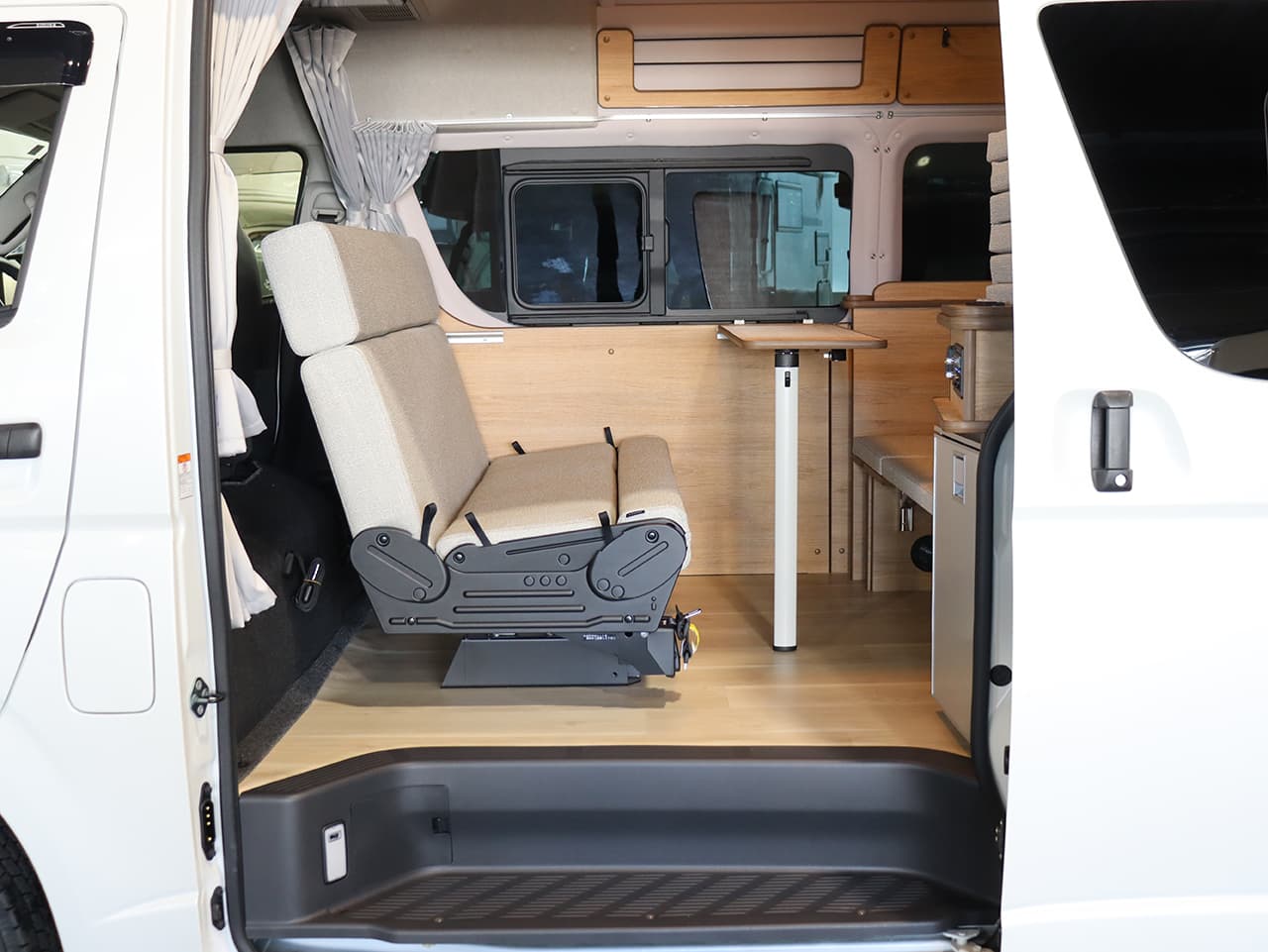 千歳レンタルステーション(北海道)取り扱いレンタルキャンピングカー フォックス Liberta 画像