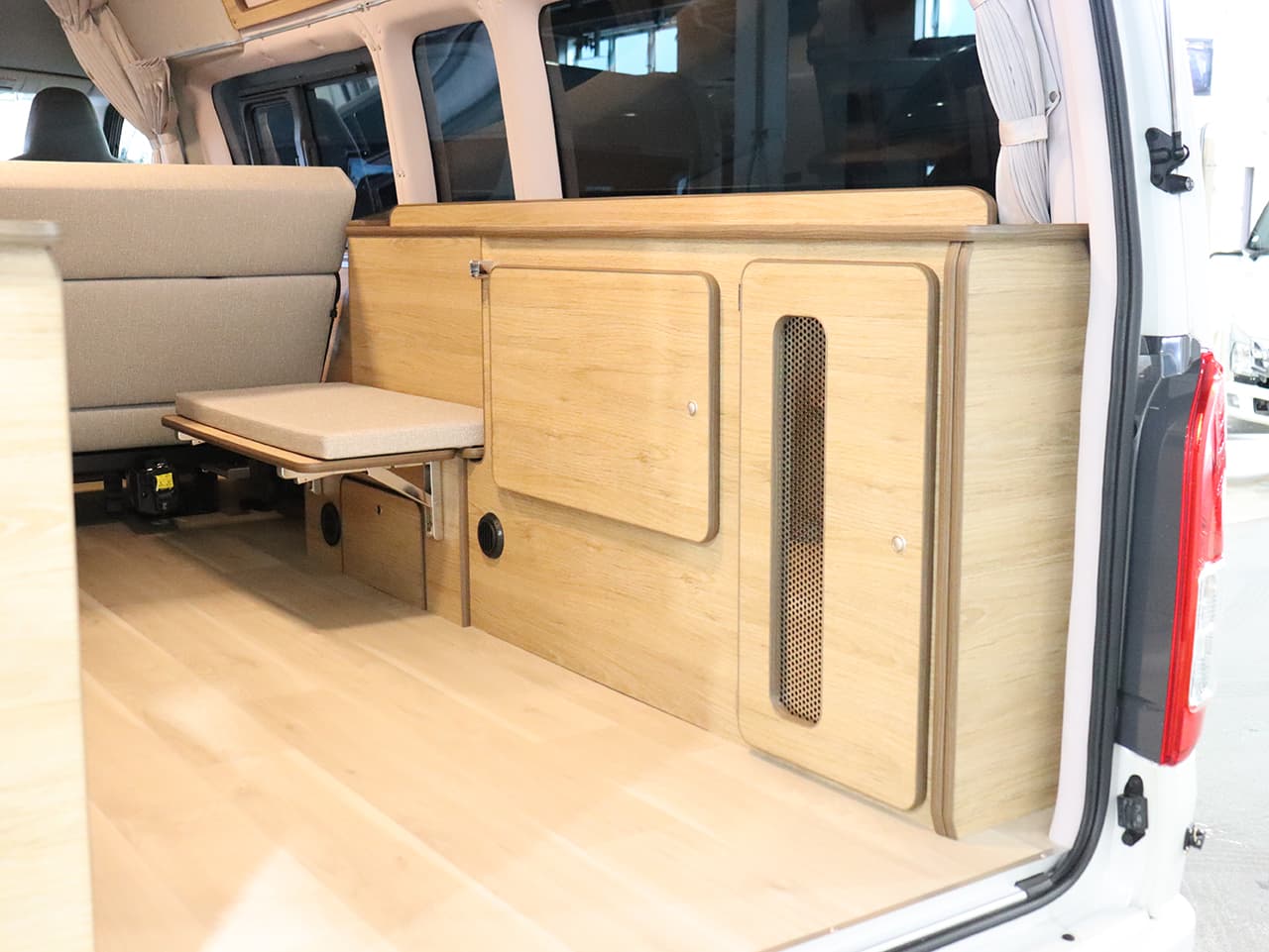 千歳レンタルステーション(北海道)取り扱いレンタルキャンピングカー フォックス Liberta 画像