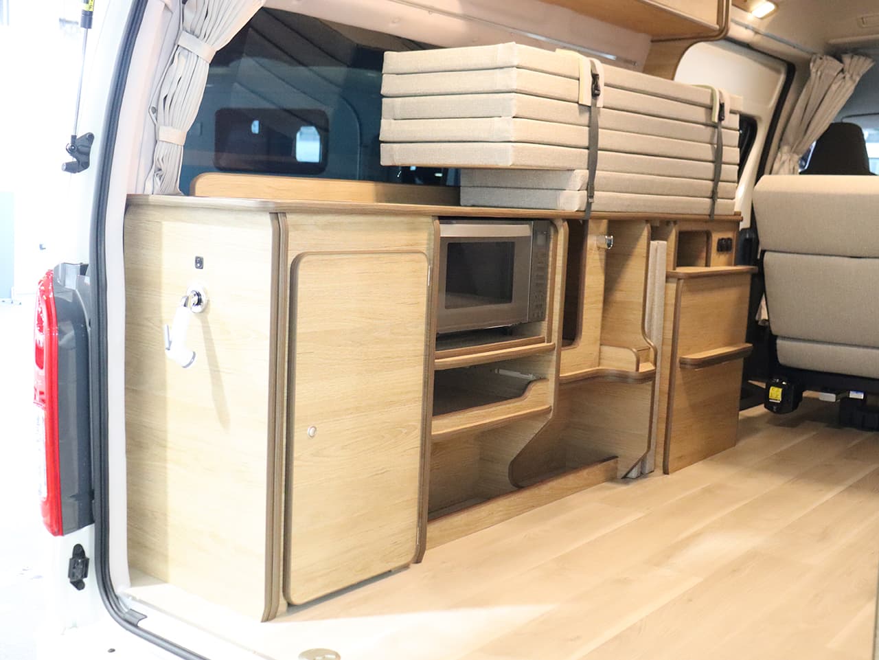 千歳レンタルステーション(北海道)取り扱いレンタルキャンピングカー フォックス Liberta 画像