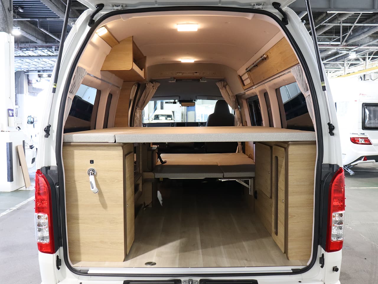 千歳レンタルステーション(北海道)取り扱いレンタルキャンピングカー フォックス Liberta 画像