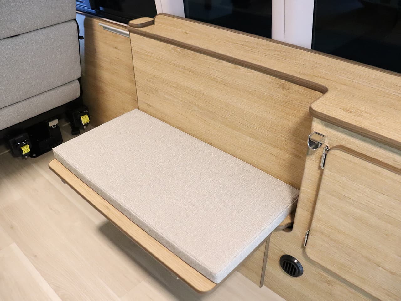 千歳レンタルステーション(北海道)取り扱いレンタルキャンピングカー フォックス Liberta 画像