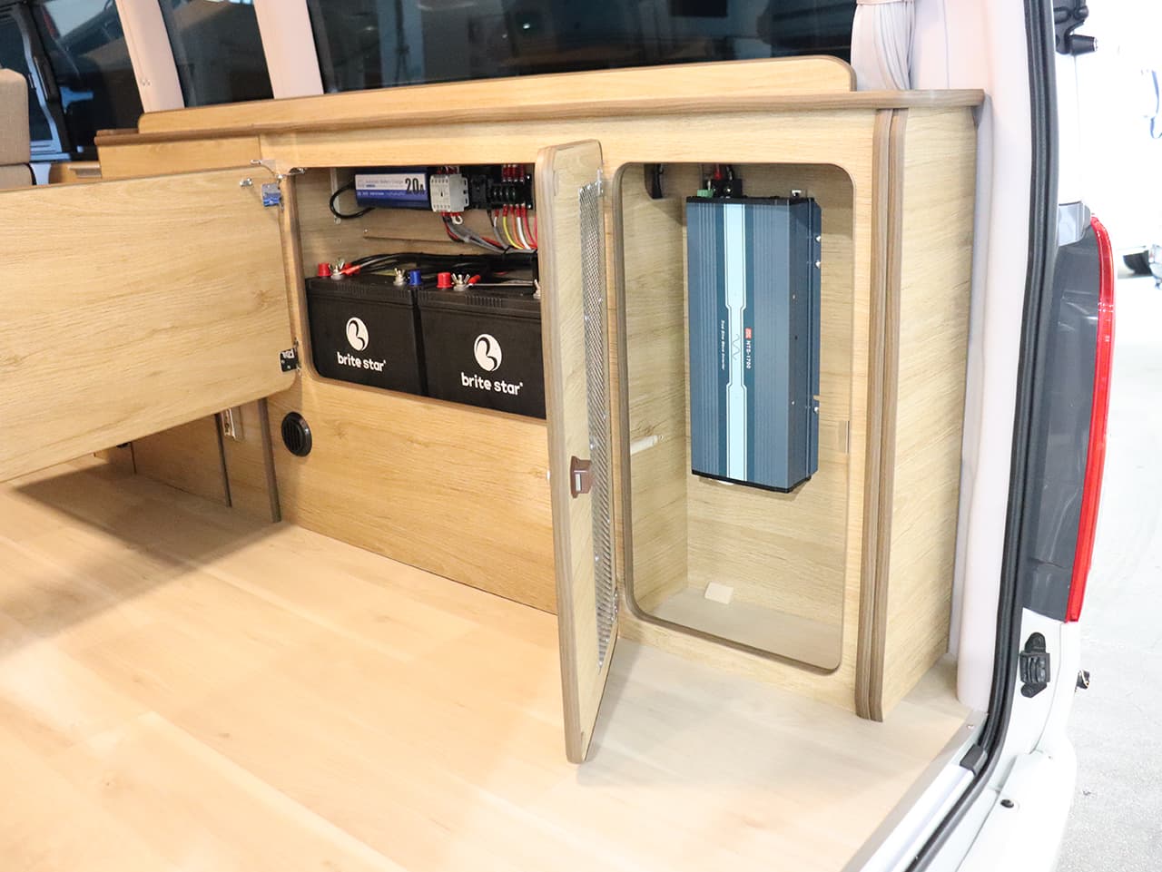 千歳レンタルステーション(北海道)取り扱いレンタルキャンピングカー フォックス Liberta 画像