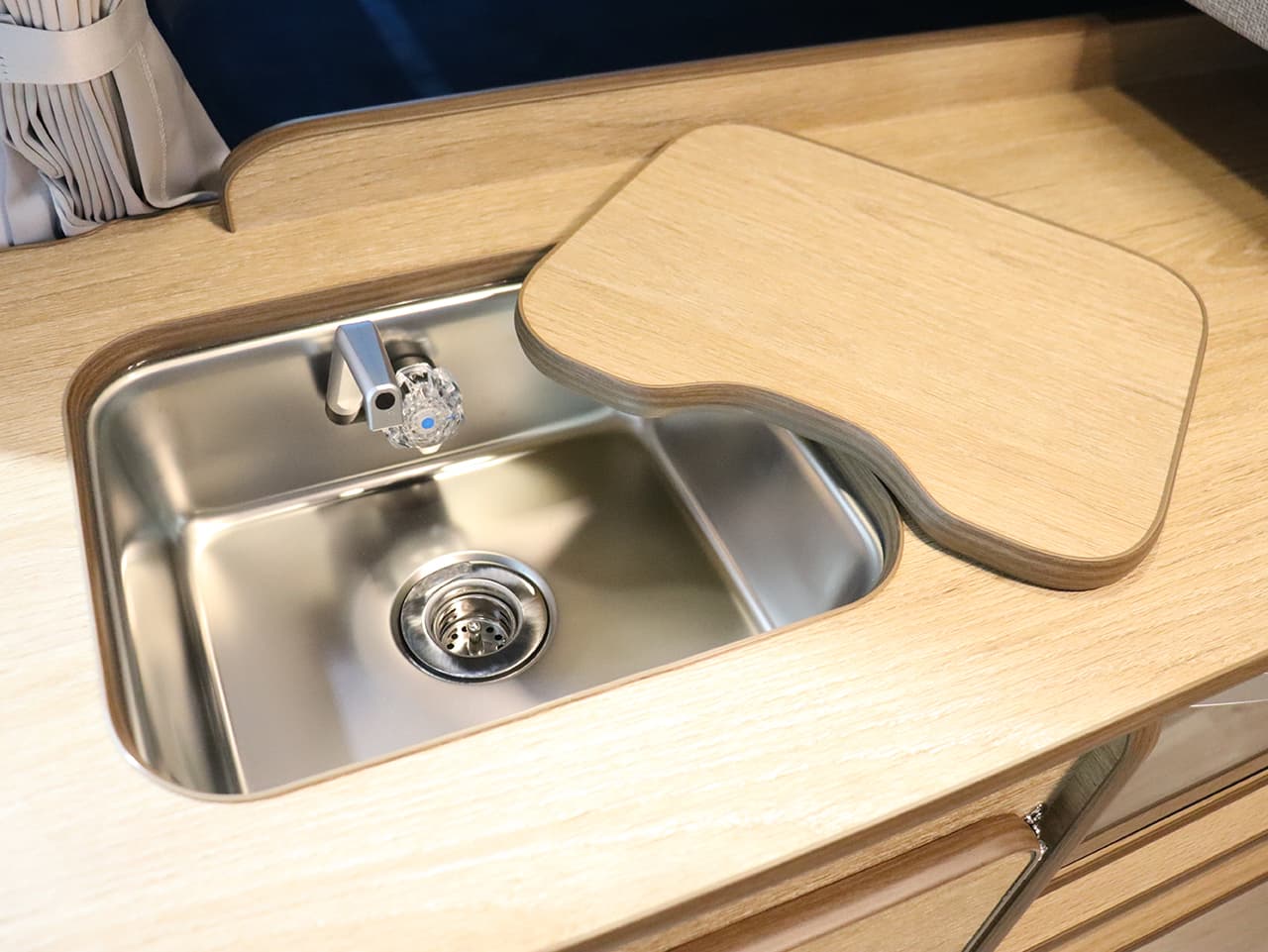 千歳レンタルステーション(北海道)取り扱いレンタルキャンピングカー フォックス Liberta 画像