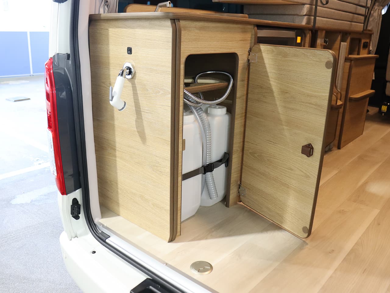 千歳レンタルステーション(北海道)取り扱いレンタルキャンピングカー フォックス Liberta 画像