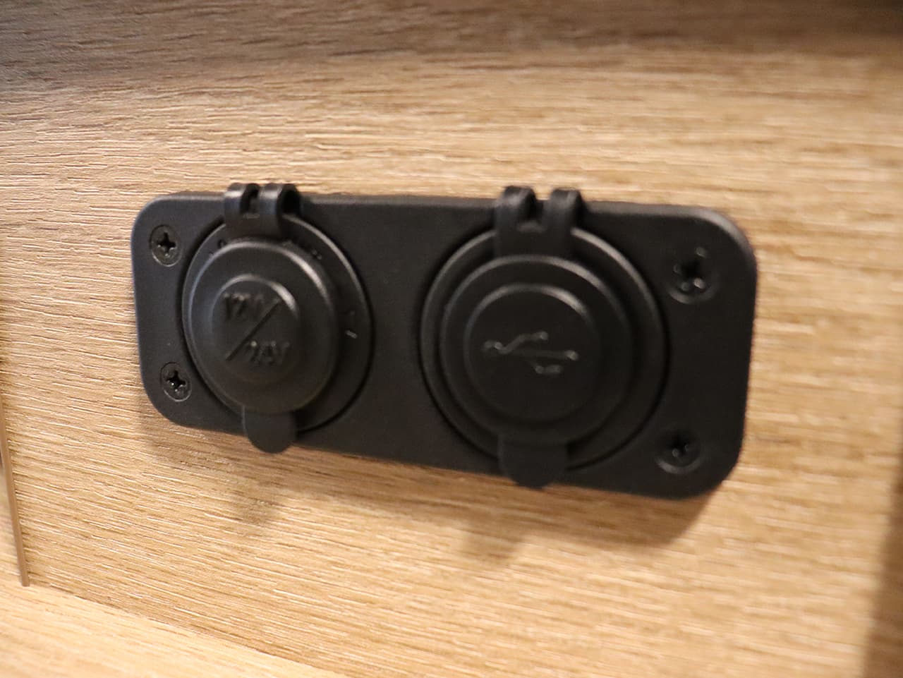 千歳レンタルステーション(北海道)取り扱いレンタルキャンピングカー フォックス Liberta 画像