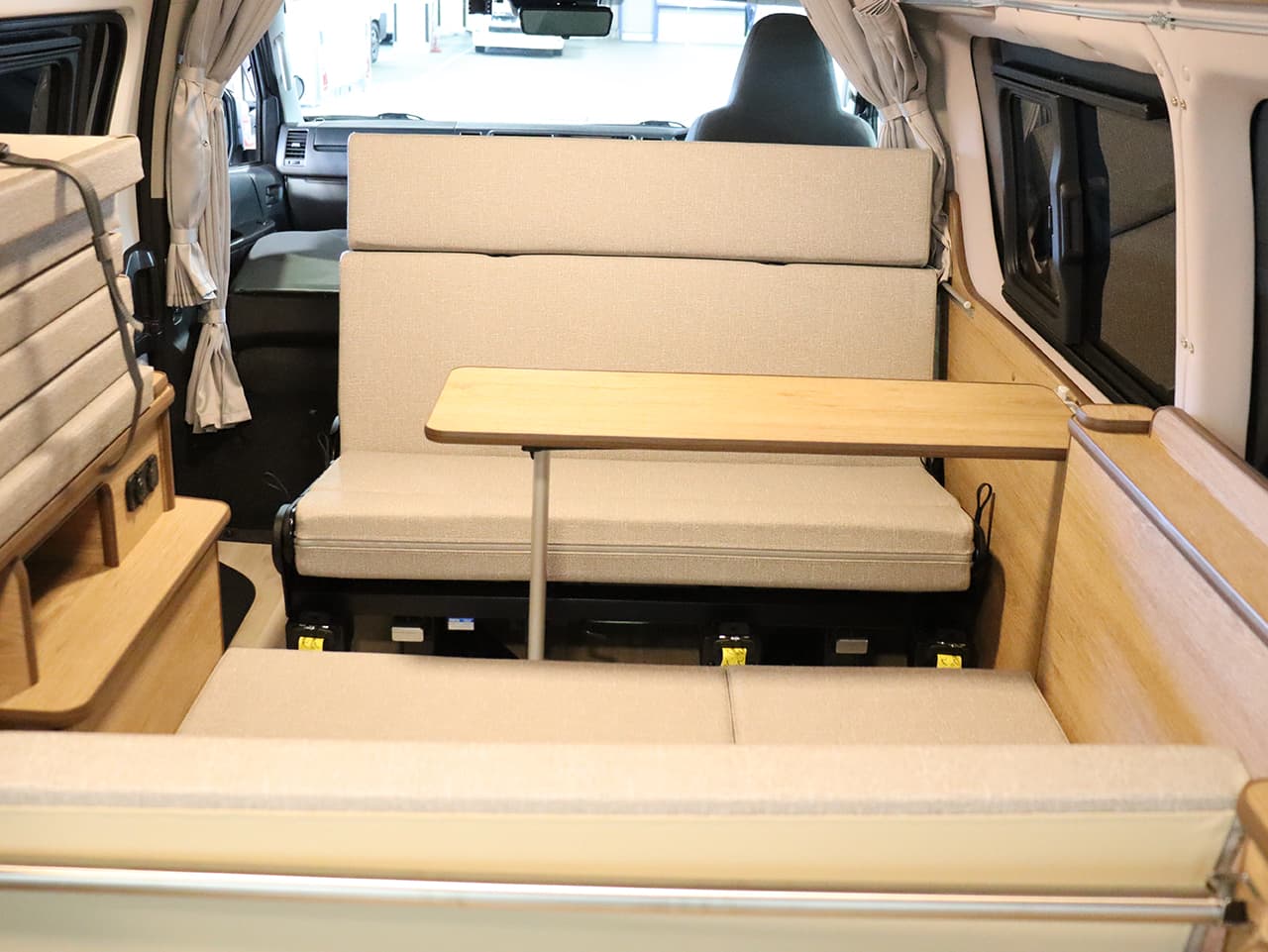 千歳レンタルステーション(北海道)取り扱いレンタルキャンピングカー フォックス Liberta 画像