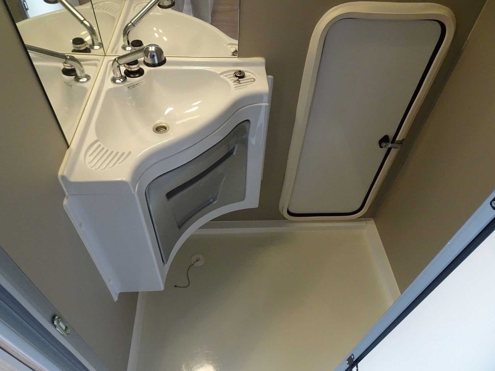 キャンピングカー トレーラー ｴｰｽｷｬﾗﾊﾞﾝ ｴｰｽ330DL ｳｲﾝﾄﾞｳｴｱｺﾝ