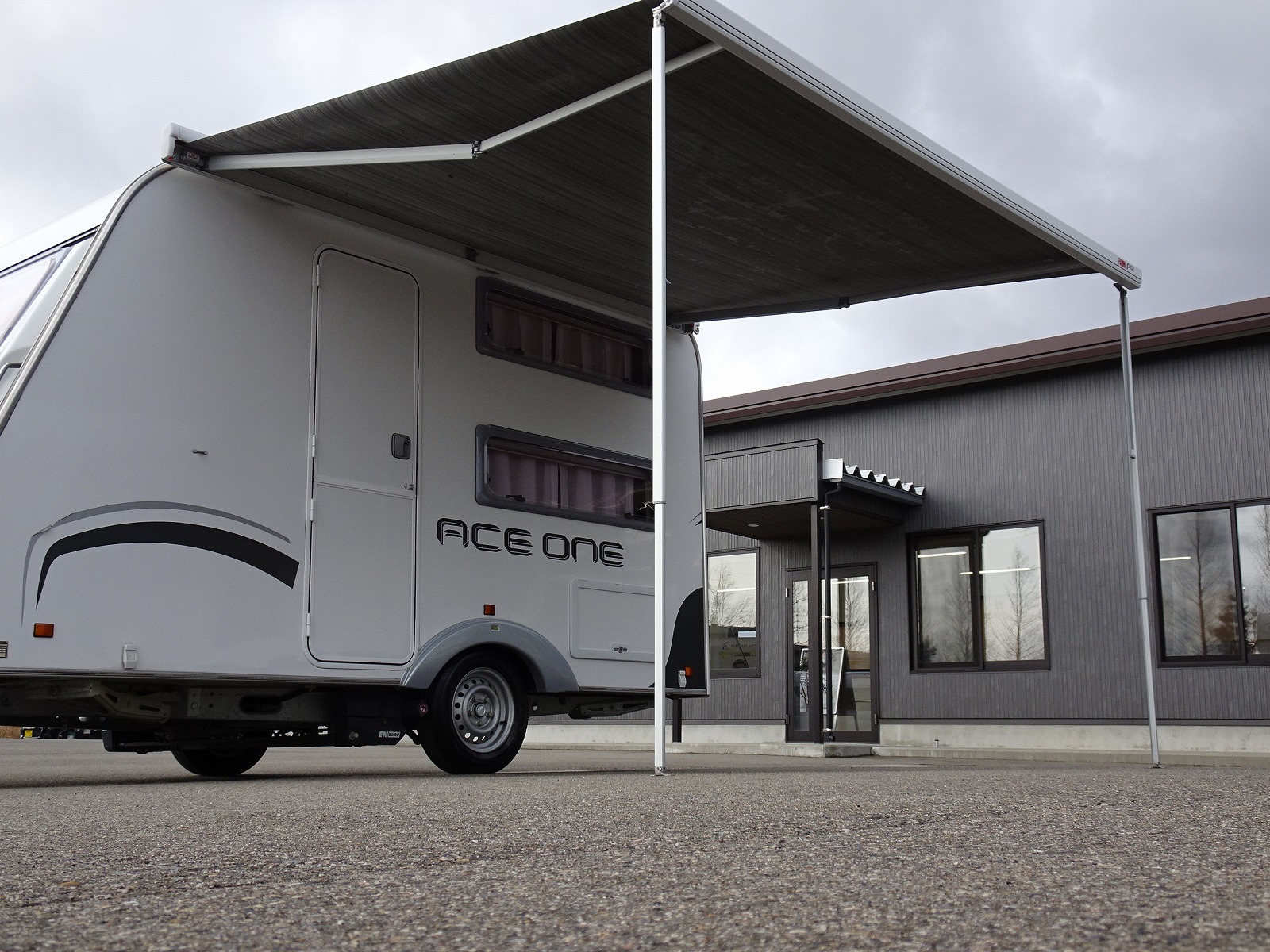 キャンピングカー トレーラー ｴｰｽｷｬﾗﾊﾞﾝ ｴｰｽ330DL ｳｲﾝﾄﾞｳｴｱｺﾝ