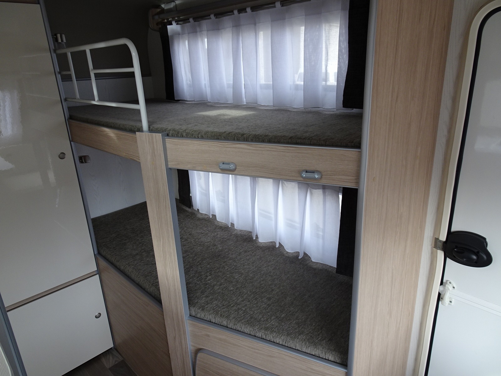 キャンピングカー トレーラー ｴｰｽｷｬﾗﾊﾞﾝ ｴｰｽ330DL ｳｲﾝﾄﾞｳｴｱｺﾝ